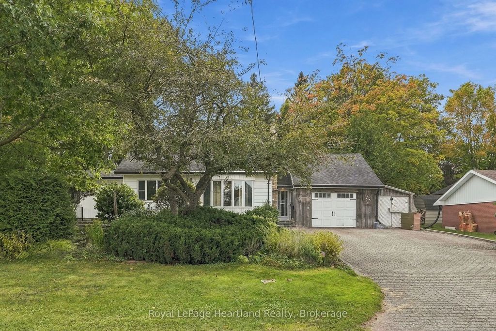 156 Queen Street S, Minto