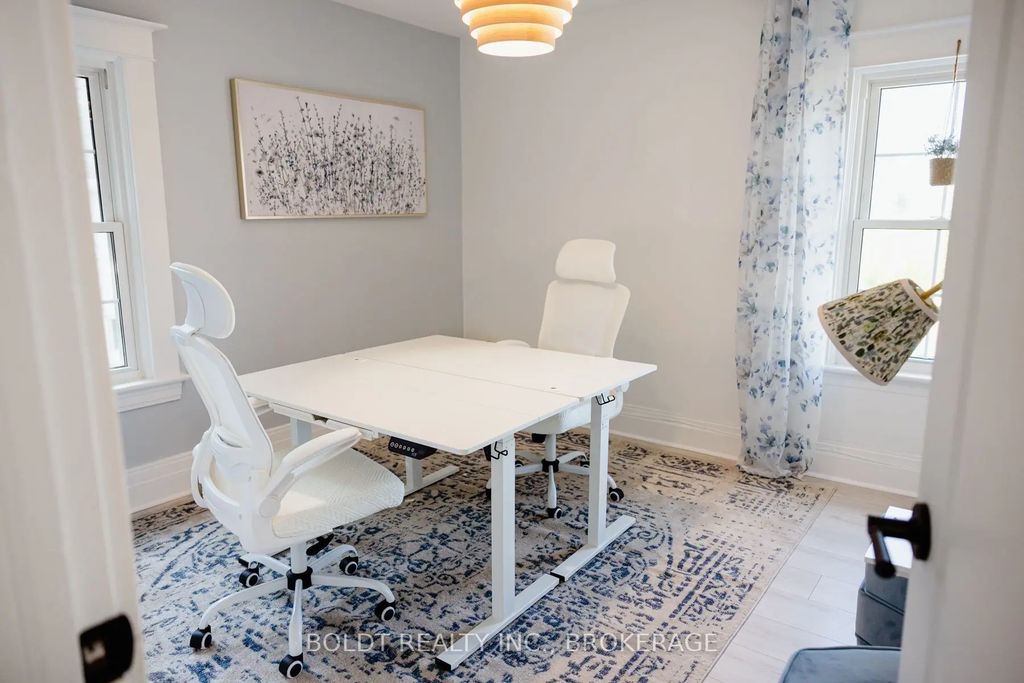 49 Lake Street Delphinium Room, St. Catharines