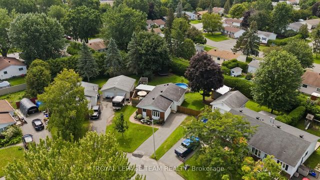 27 Ballantrae Way, Kanata