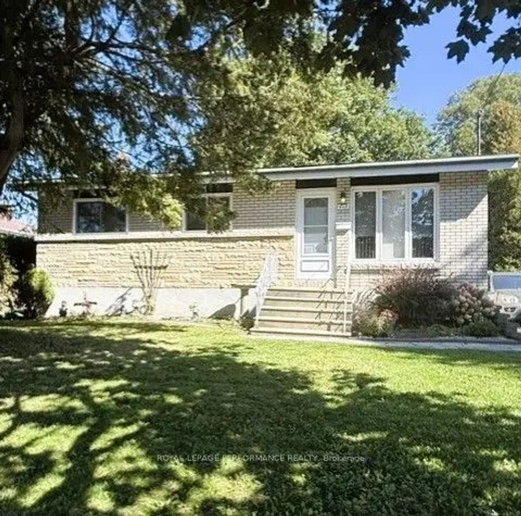 418 Bellevue Crescent, Cornwall