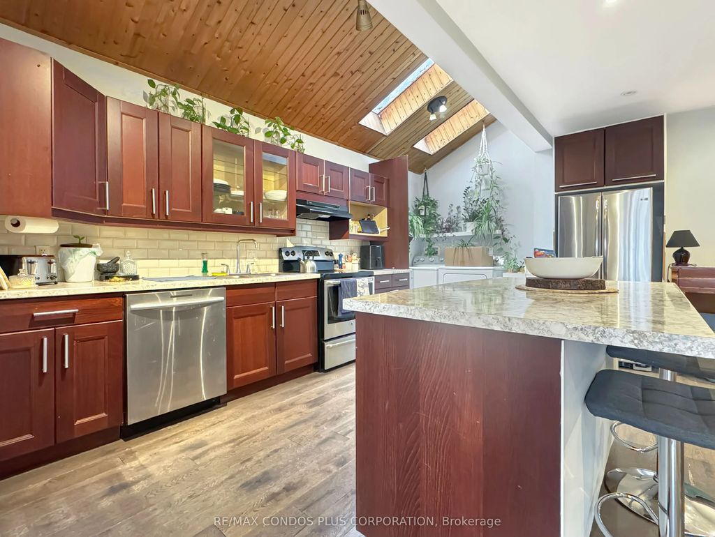 869 Beach Boulevard, Hamilton