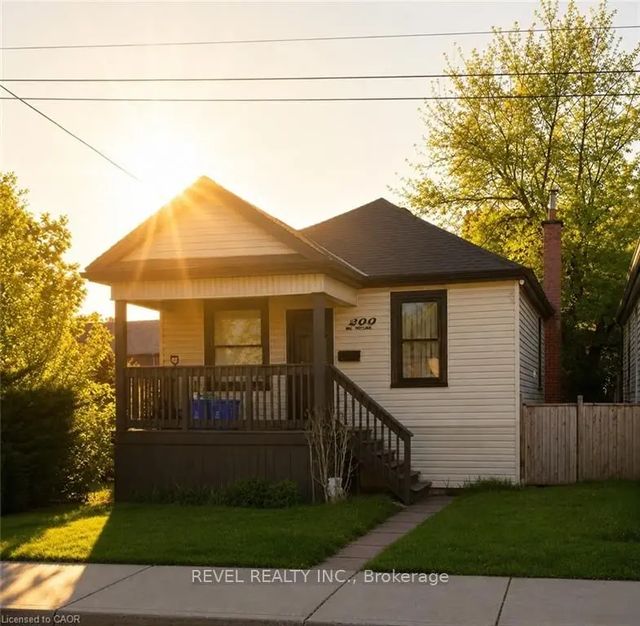 222 Kensington Avenue N, Hamilton