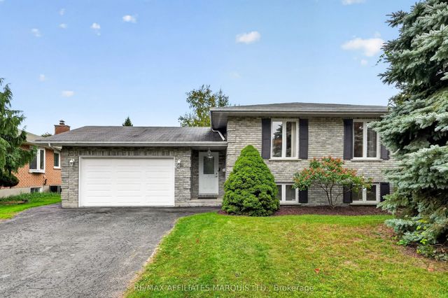 828 Chelsea Crescent, Cornwall