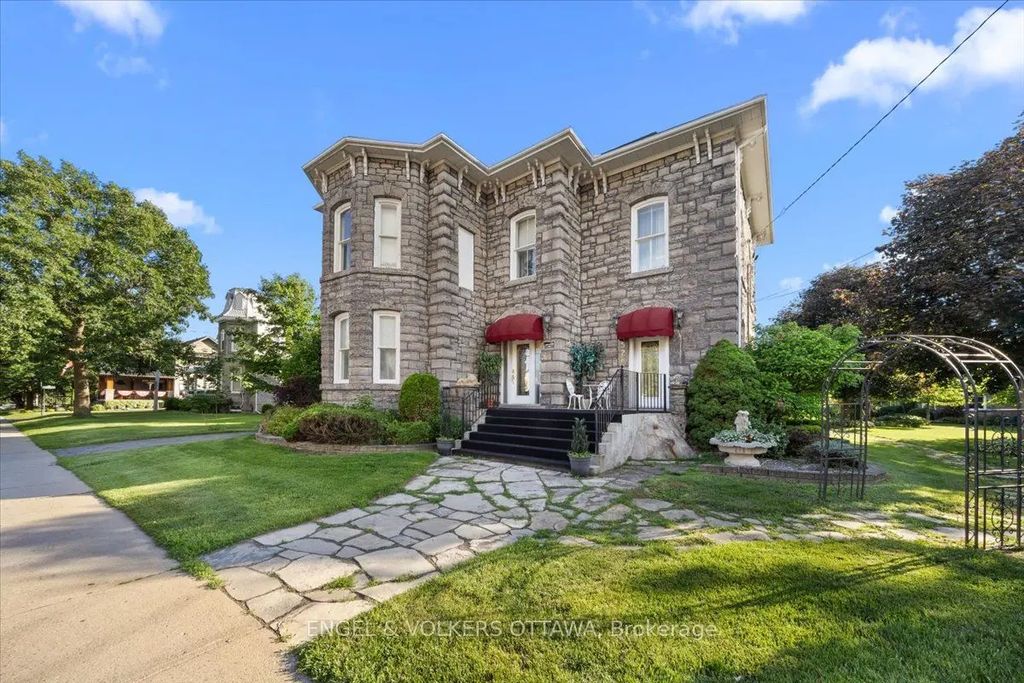528 St Lawrence Street, North Dundas