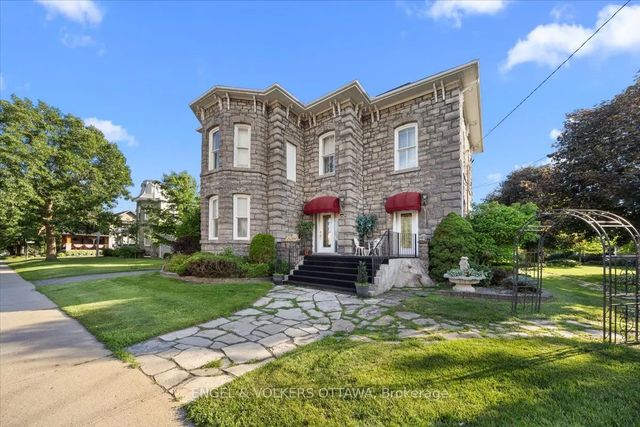 528 St Lawrence Street, North Dundas