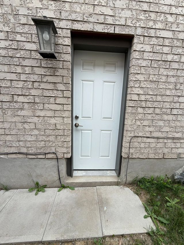 827 Cedar Parkway, London North