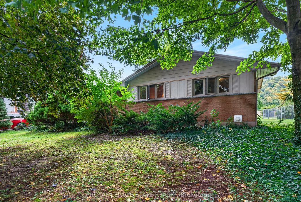 984 Highway 8 Highway, Hamilton