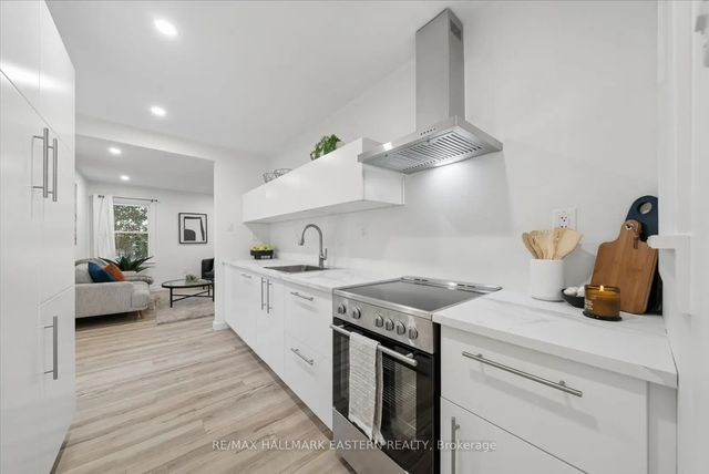 482 Wellington Street W, Peterborough