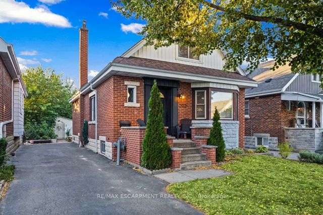 202 Huxley Avenue S, Hamilton
