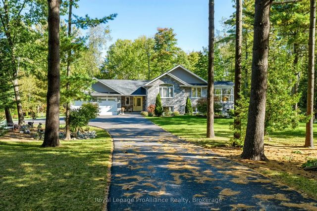 21502 Loyalist Parkway (highway 33) Parkway, Prince Edward County
