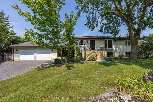 3420 Round Lake Road, Frontenac