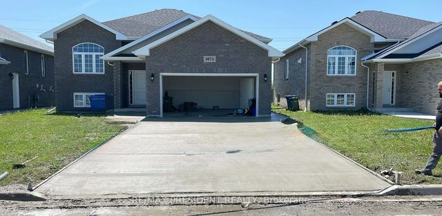 1075 Aspen Ridge Crescent, Lakeshore