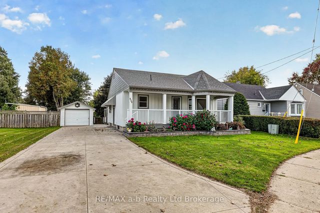 830 Maple Avenue, Woodstock
