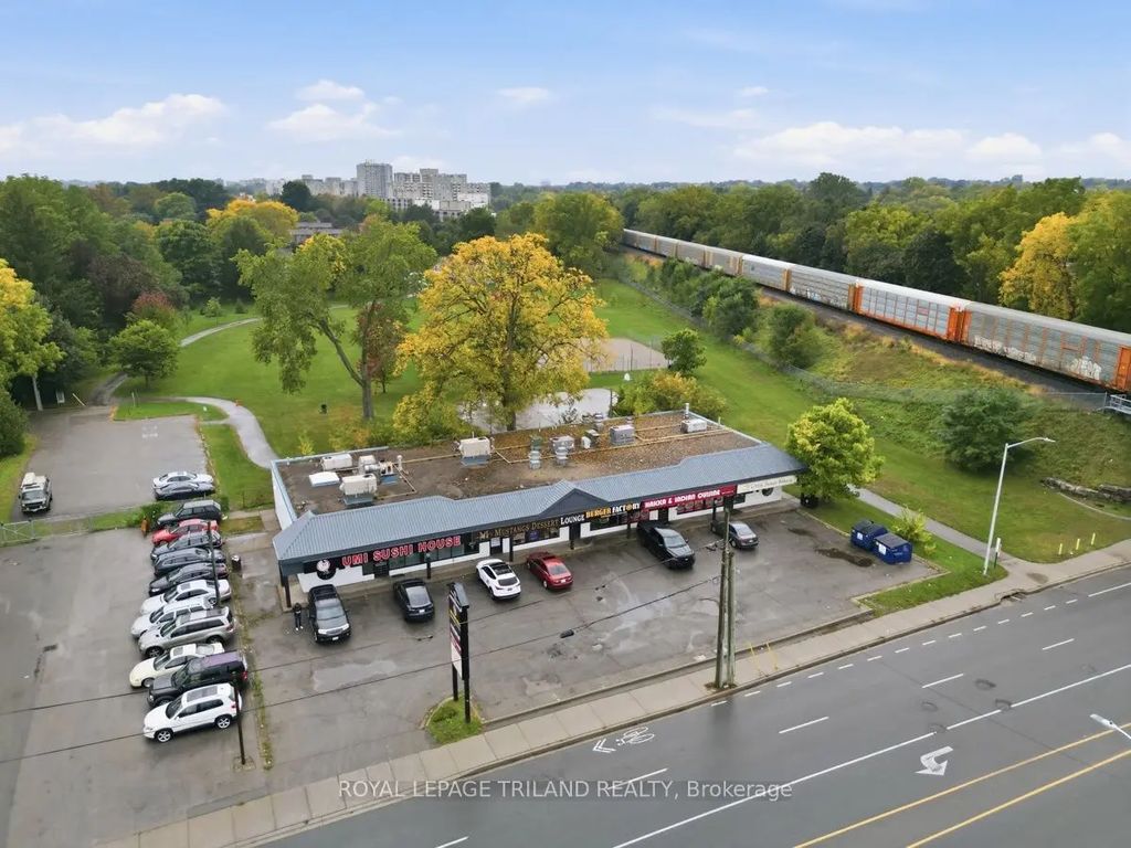 276 Wharncliffe Road N, London North