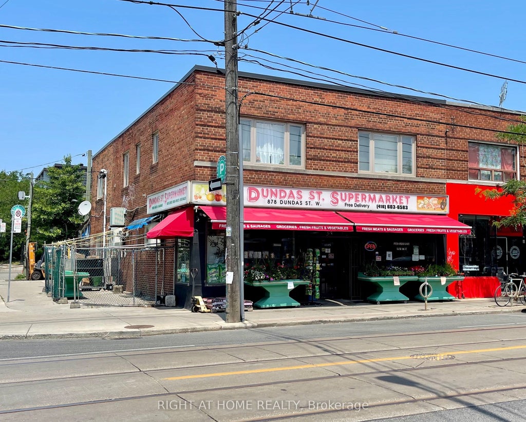878 Dundas Street, Toronto C01