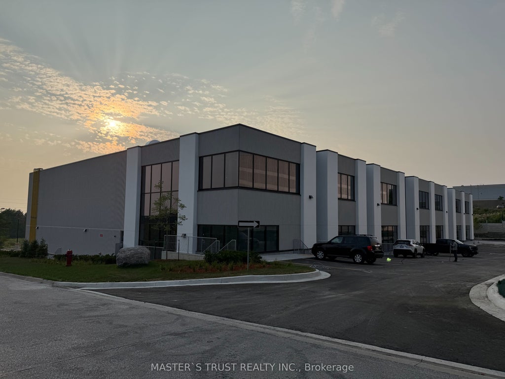 32 Don Hillock Drive 3, Aurora