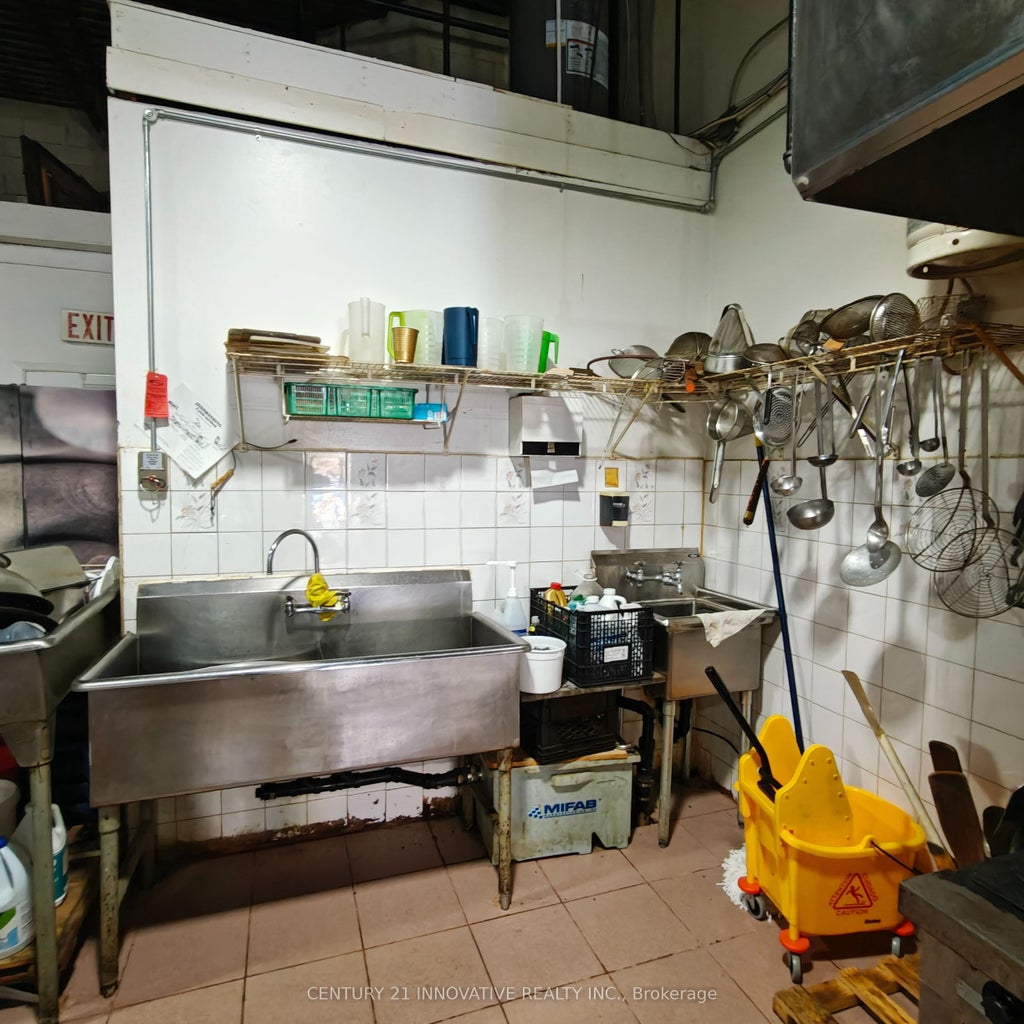 588 Edward Ave Avenue 38, Richmond Hill