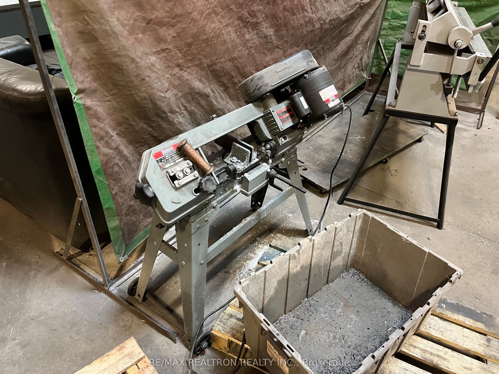 31 Saunders Road, Barrie