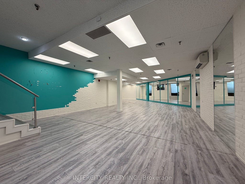 1900 Dundas Street W D8, Mississauga