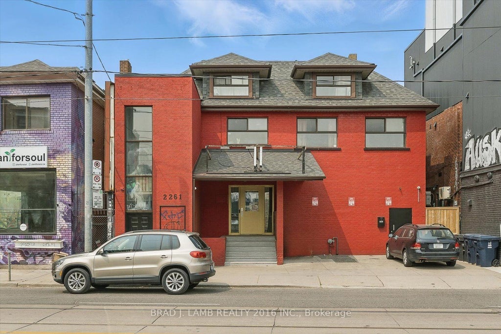 2261 Dundas Street W, Toronto W01