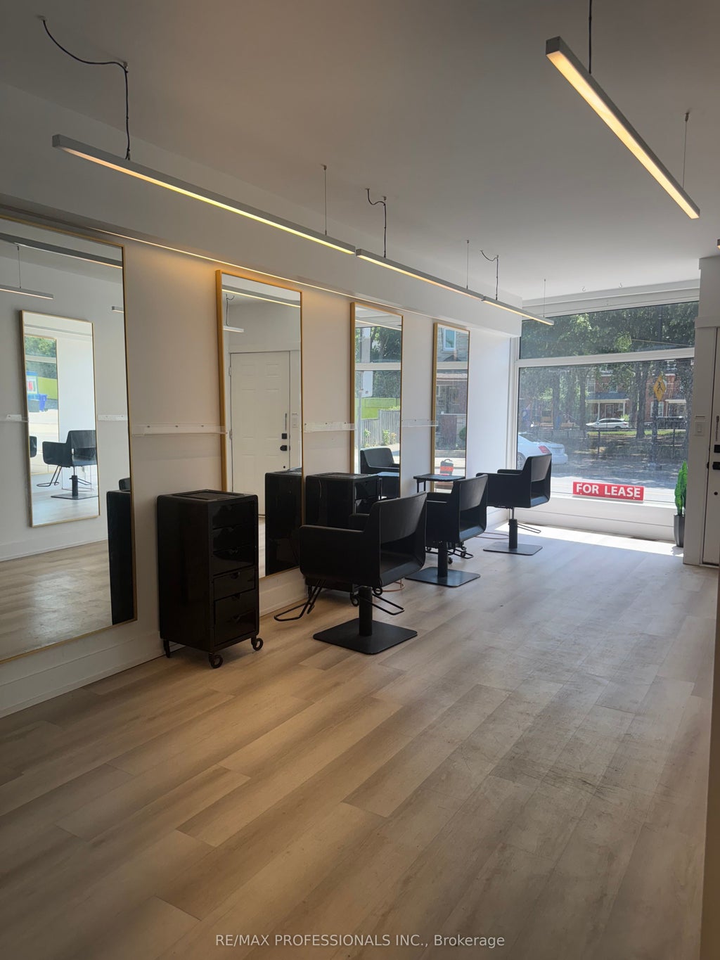 3182 Dundas Street W Main, Toronto W02