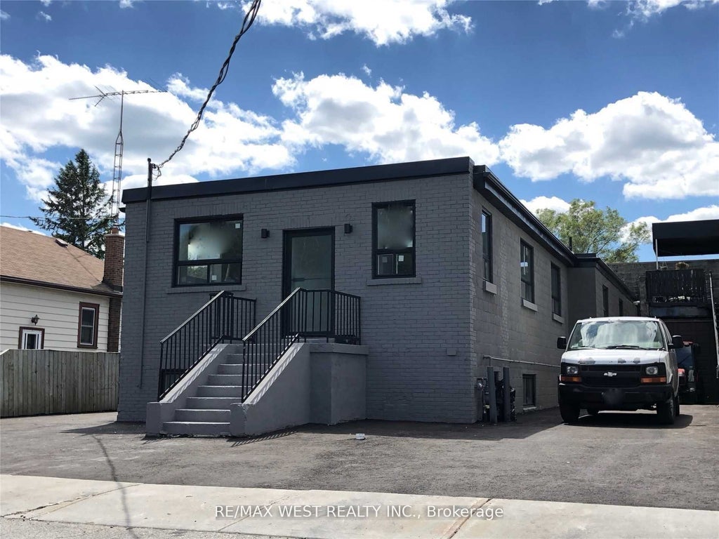 136 Sixteenth Street 102, Toronto W06