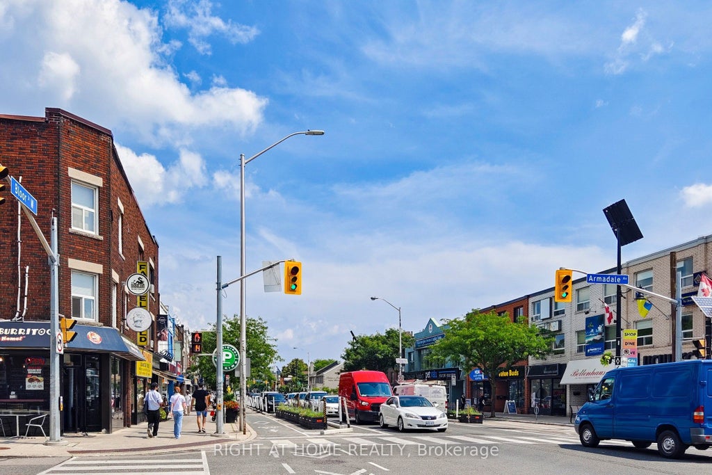 2390a Bloor Street W, Toronto W02