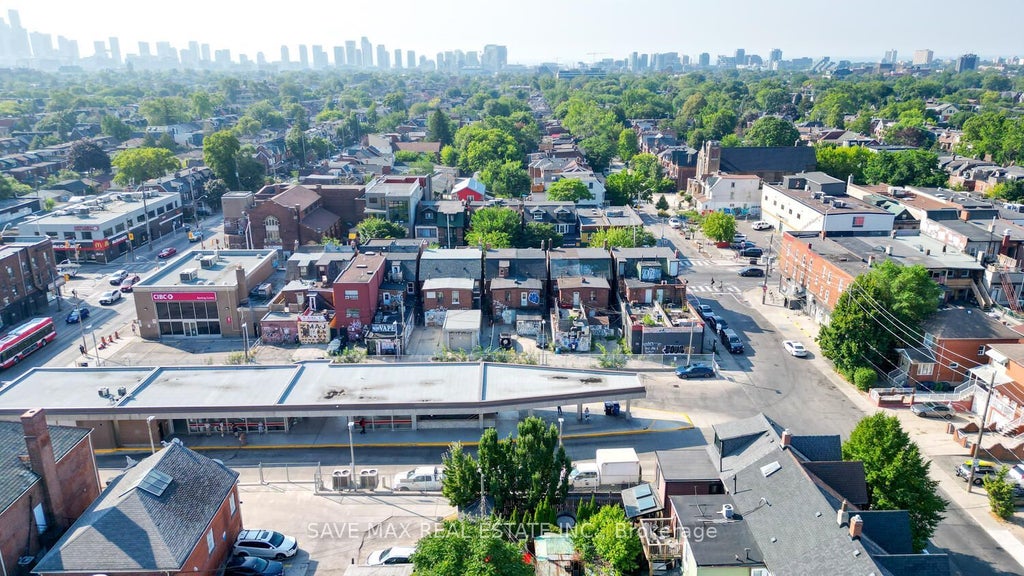 910 Bloor Street W, Toronto W02