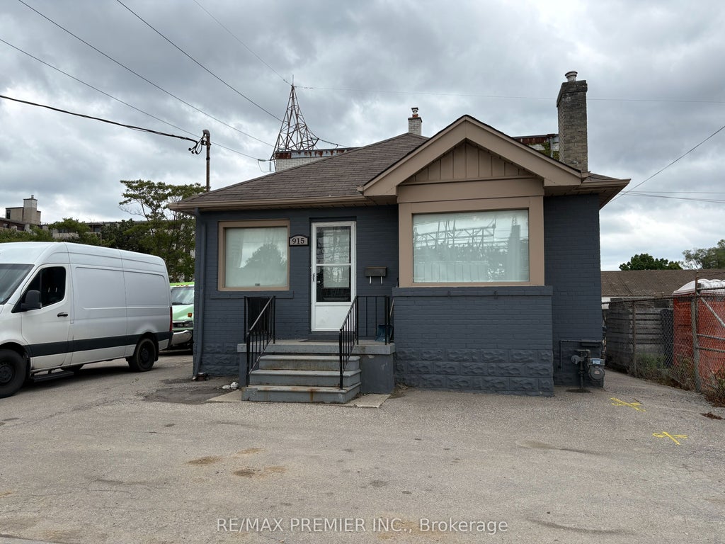 915 Roselawn Avenue, Toronto W04