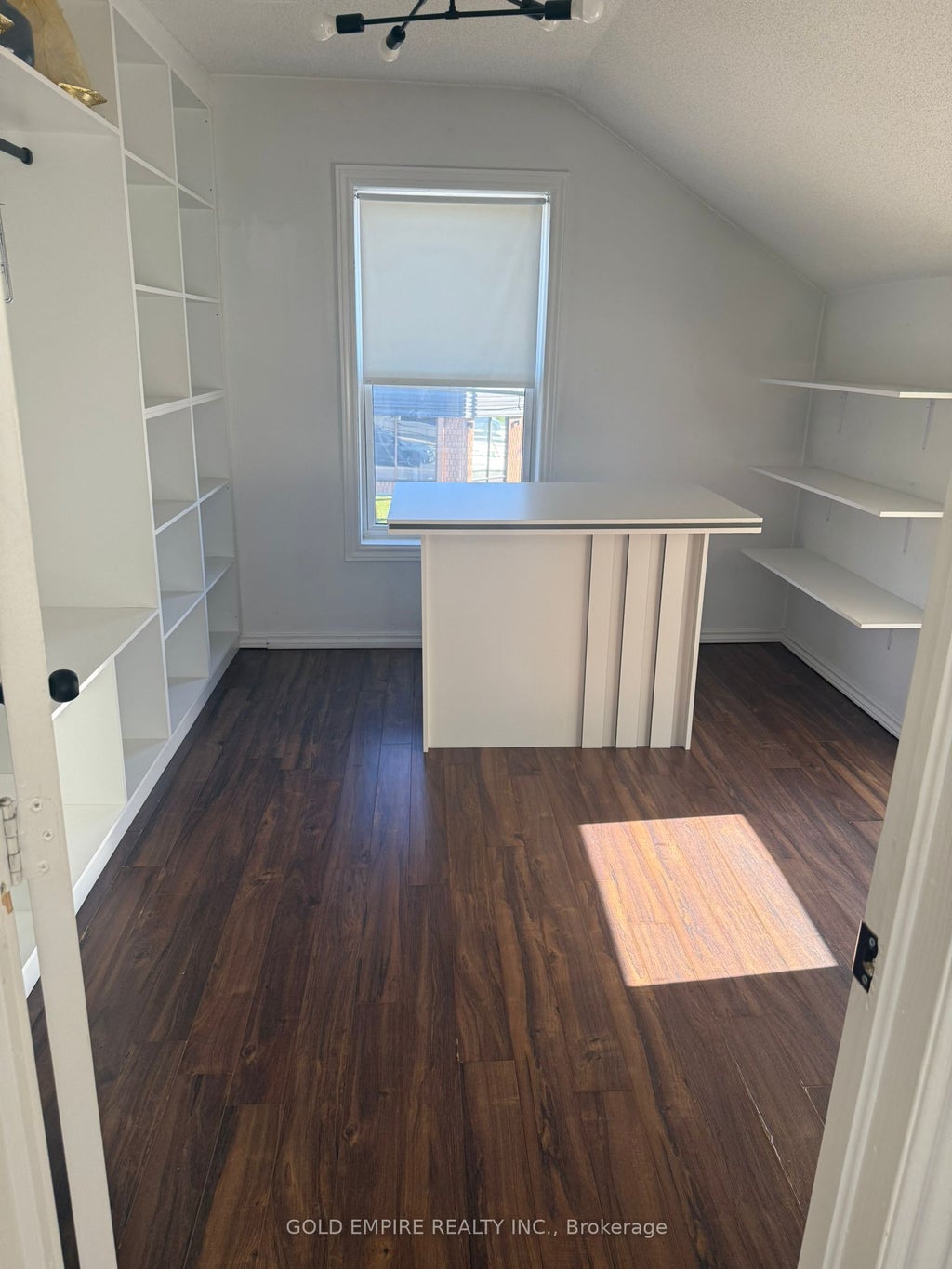 1041 Gainsborough Road, London North