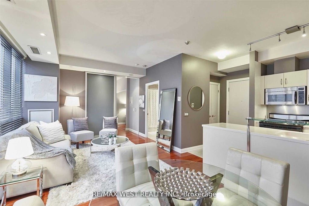 3 Mcalpine Street 108, Toronto C02