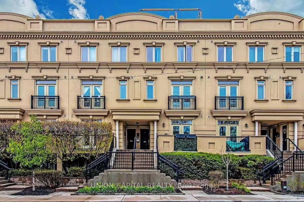 60 Carr Street Th3, Toronto C01