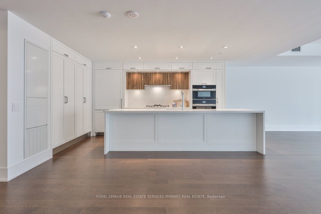 155 Merchants' Wharf N/a 214, Toronto C08