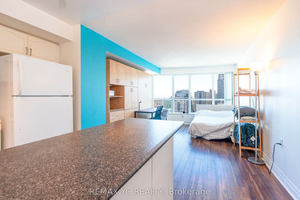 21 Hillcrest Avenue 2404, Toronto C14