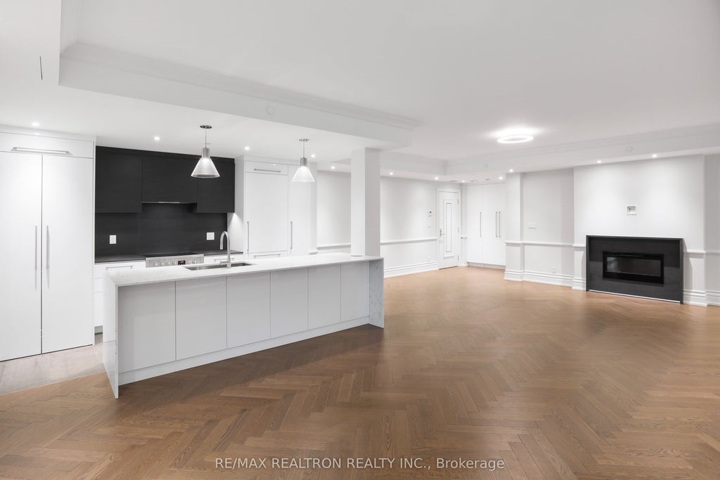 2 Clarendon Avenue 208, Toronto C02