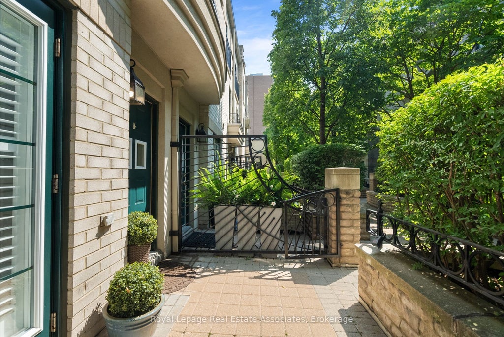 1 Baxter Street 8, Toronto C09