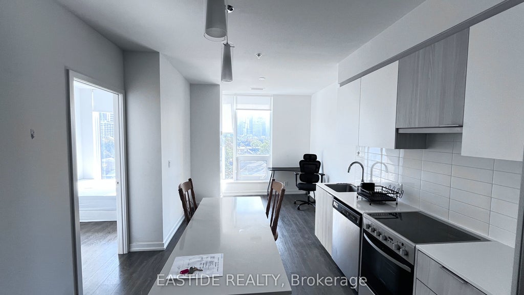 203 College Street 612, Toronto C01