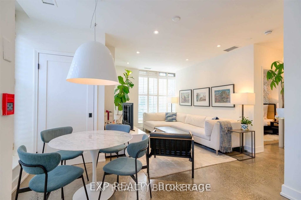 142 Bathurst Street, Toronto C01