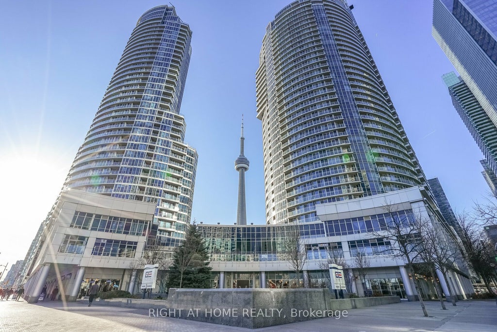 8 York Street S 809, Toronto C01