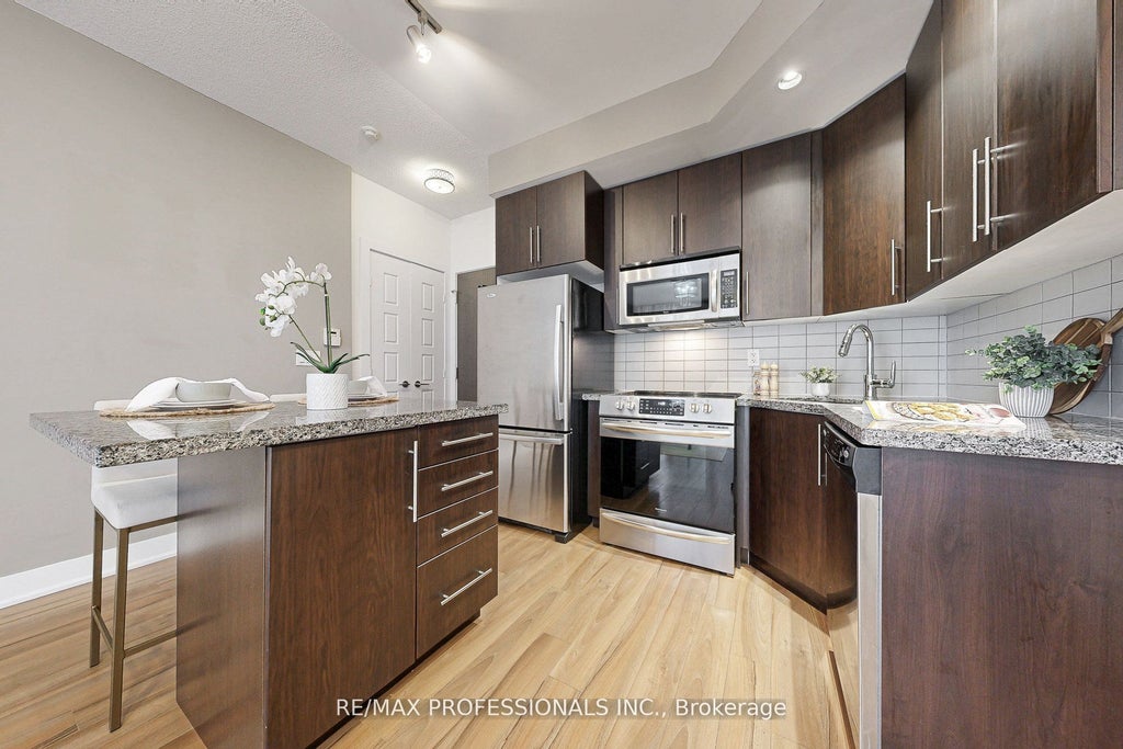 28 Linden Street 1601, Toronto C08