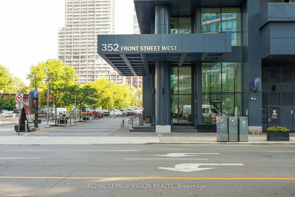 352 Front Street W 2012, Toronto C01