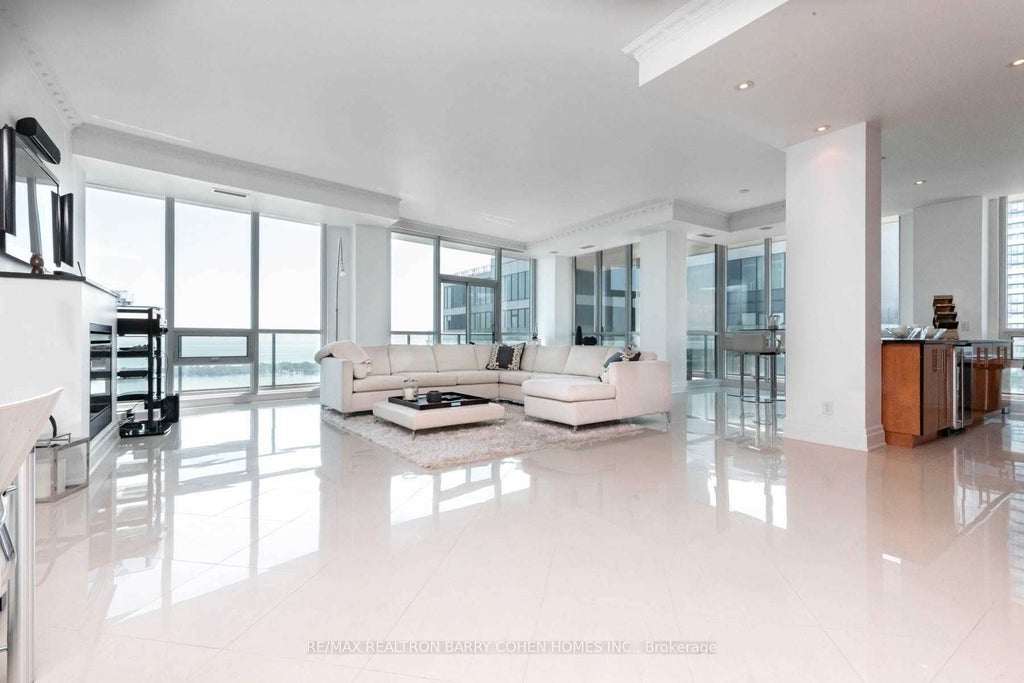 16 Harbour Street 5101, Toronto C01