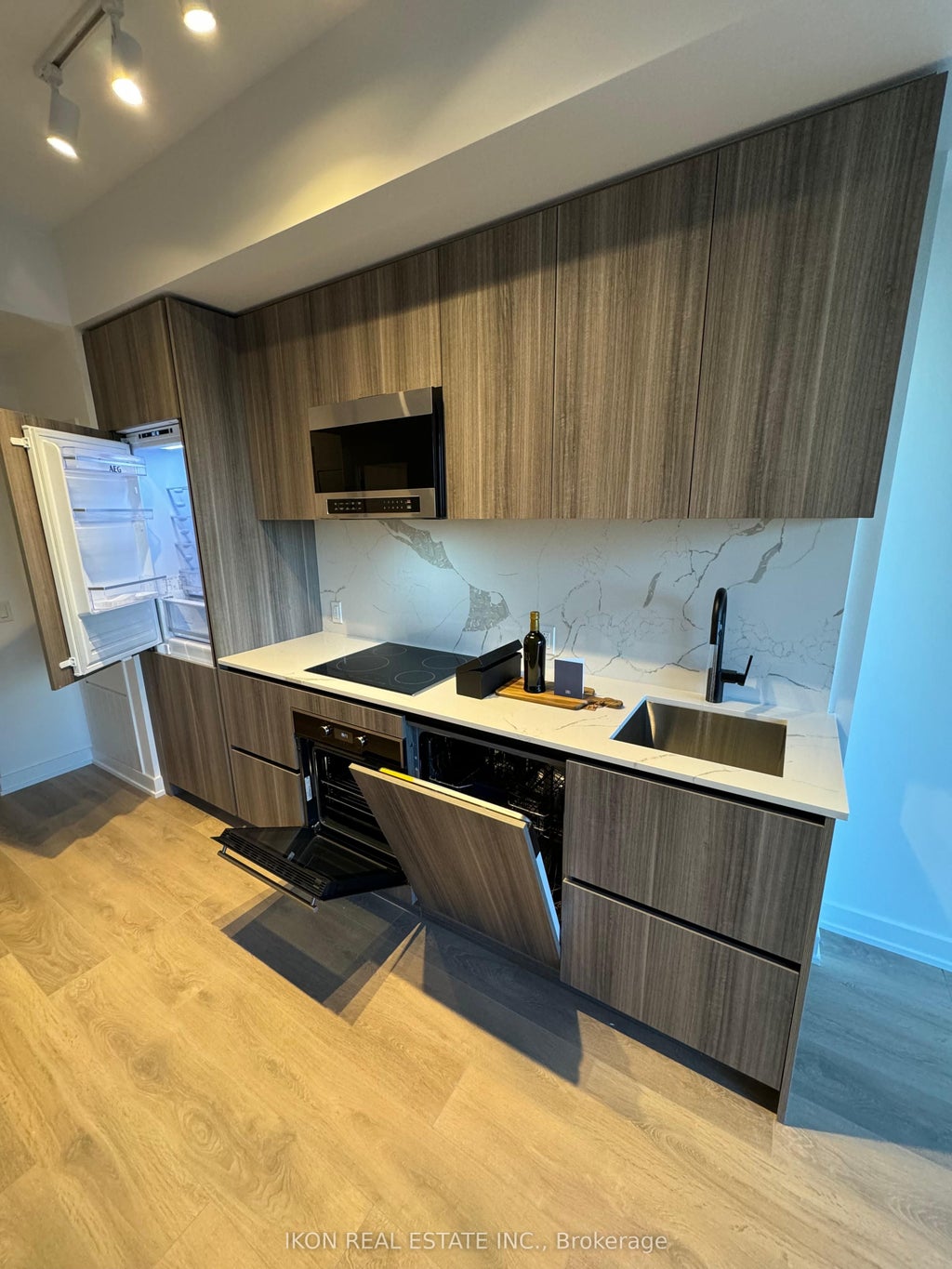 117 Broadway Avenue 702, Toronto C10