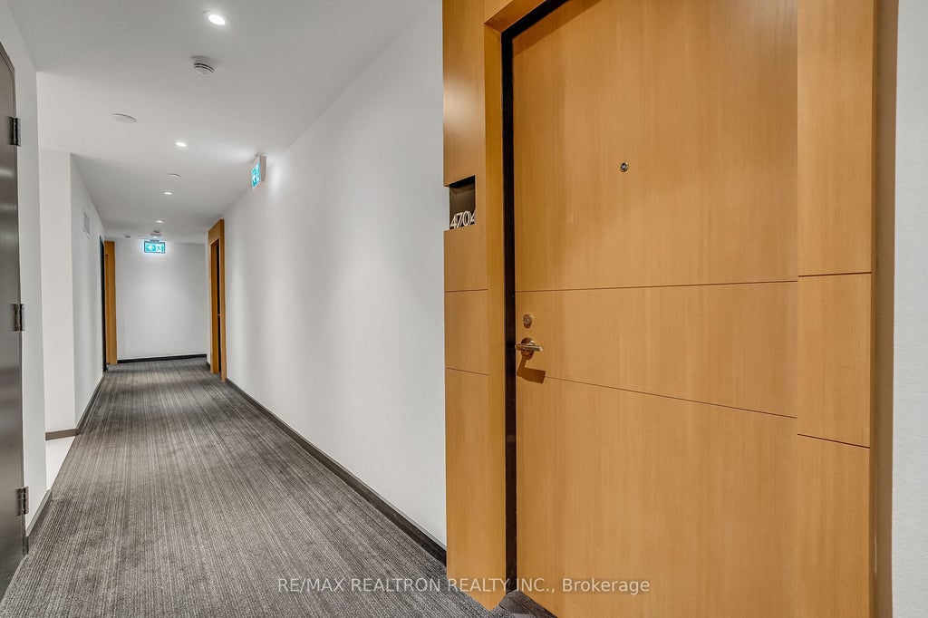 11 Wellesley Street W 4704, Toronto C01