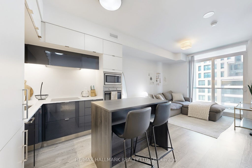 15 Merchants' Wharf N/a 544, Toronto C08