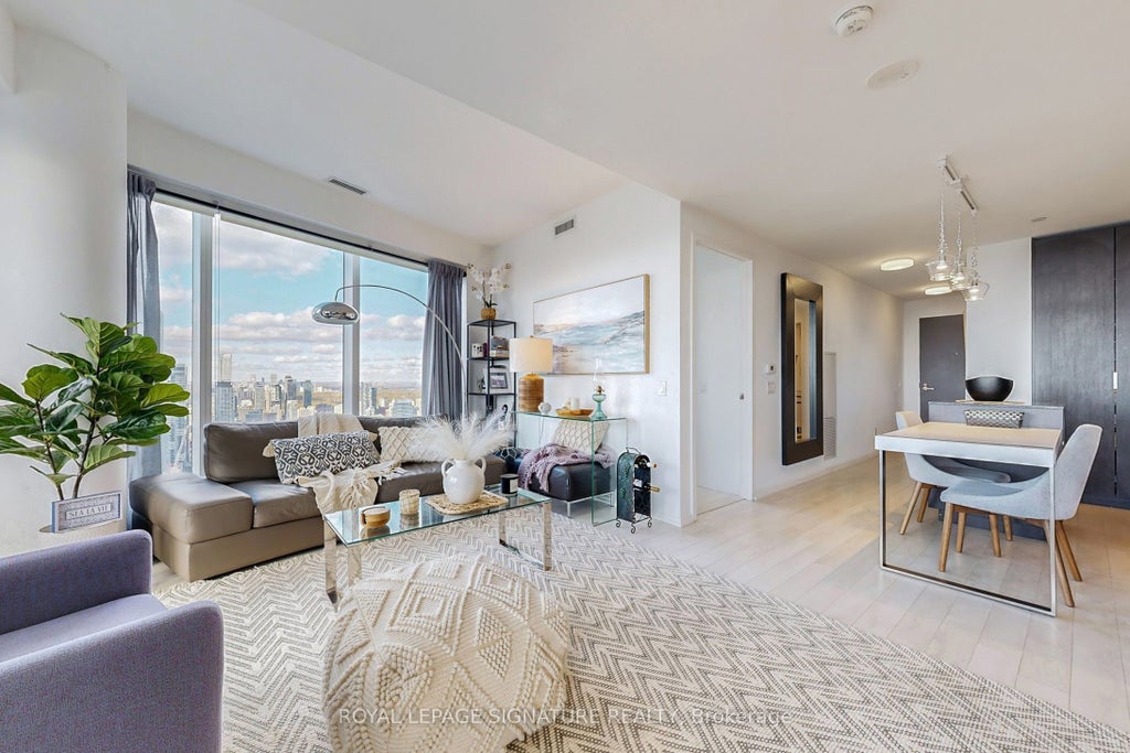 197 Yonge Street 5811, Toronto C08