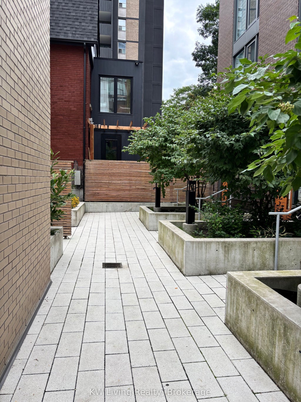 33 Dundonald Street Th6, Toronto C08