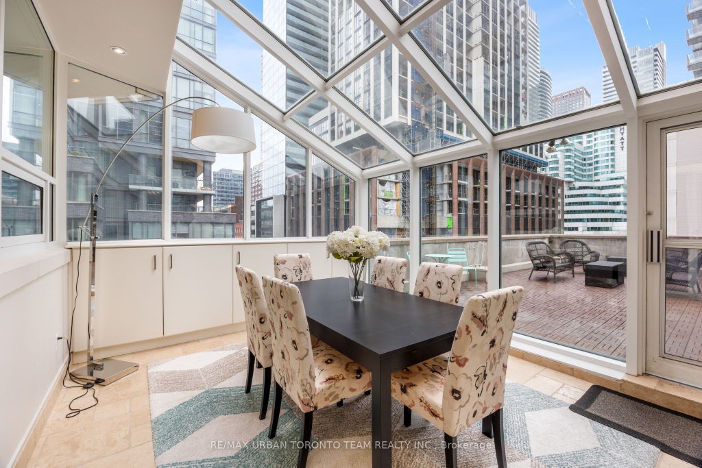 393 King Street W 401, Toronto C01