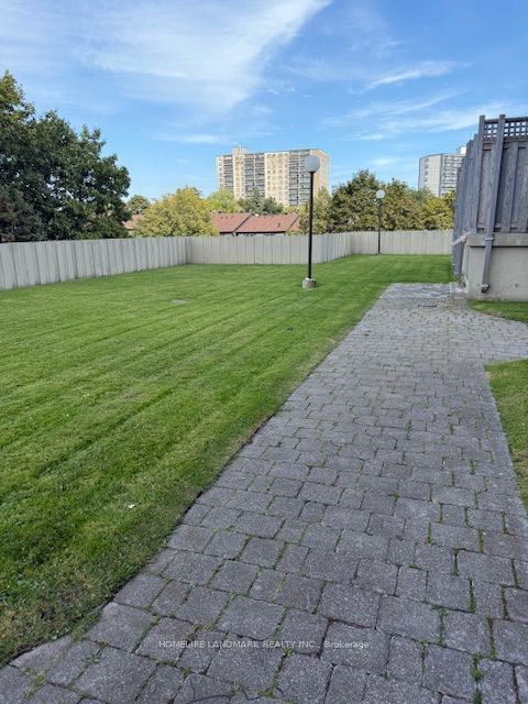 15 Torrance Road 1811, Toronto E08