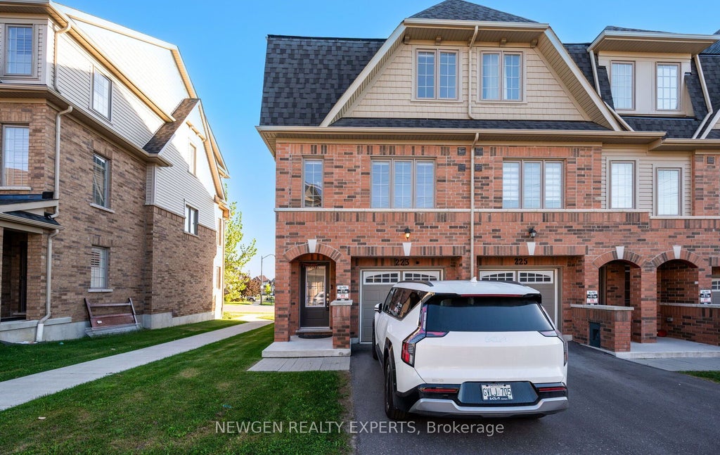 223 Royal Northern Path N, Oshawa